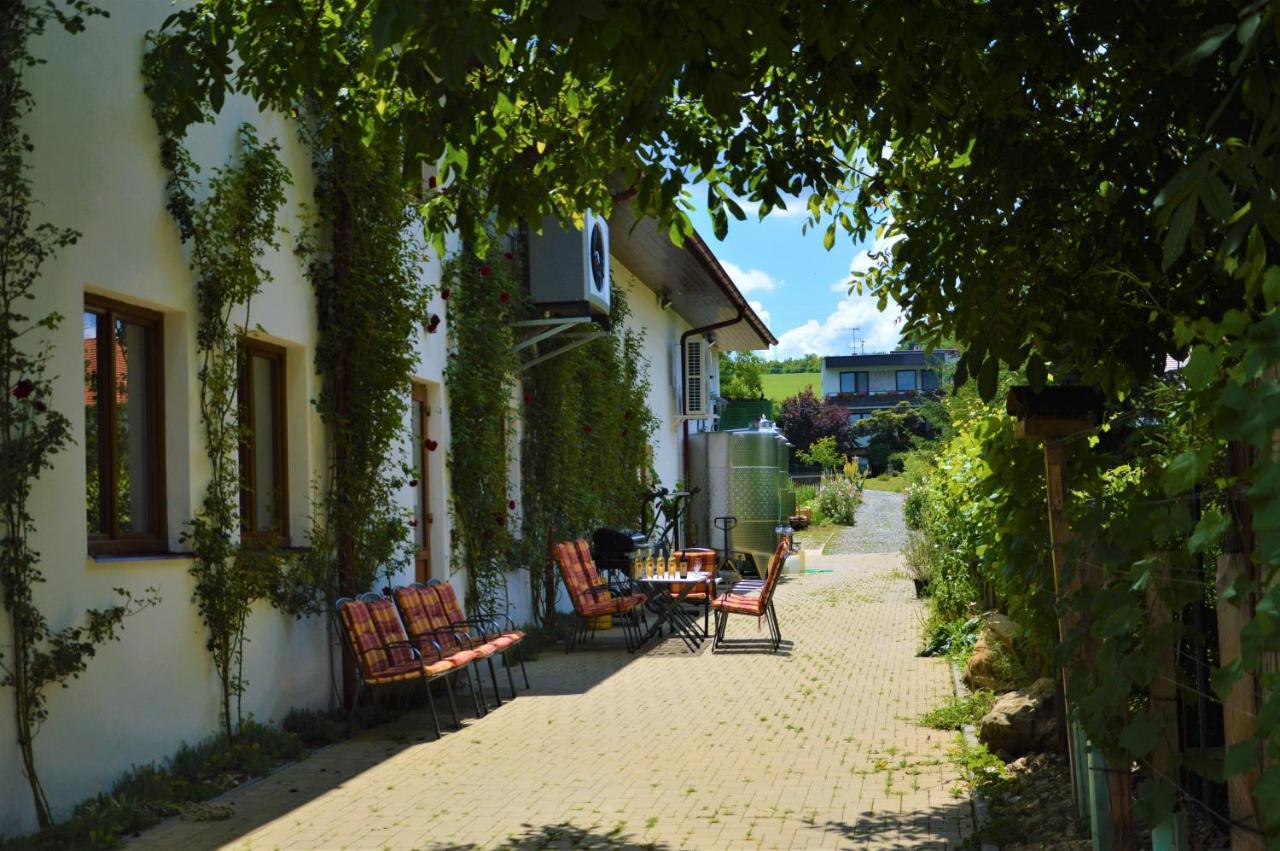 Penzion V Rodinnem Vinarstvi Kadubcovi Lipov Exterior foto